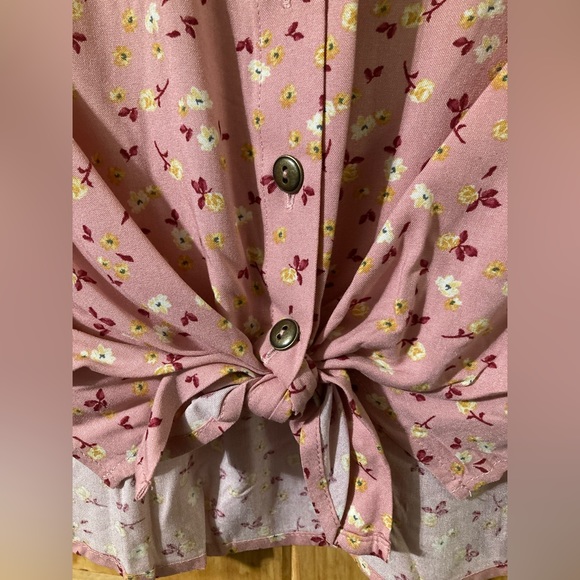 NWT - No Boundaries size XS (1) juniors button-down, tie-front blouse - Picture 4 of 5